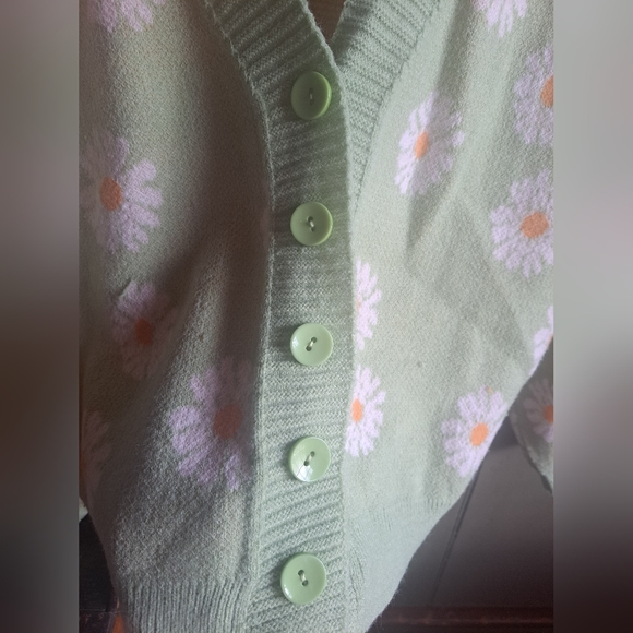 Amazon Women Y2K Daisy knit cardigan, in lime green. One size. - Picture 7 of 8